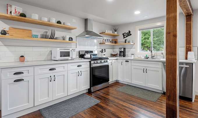 Redmond House | Beautiful Heart of Redmond Home Puts You Near Dining, Shopping, Fun!