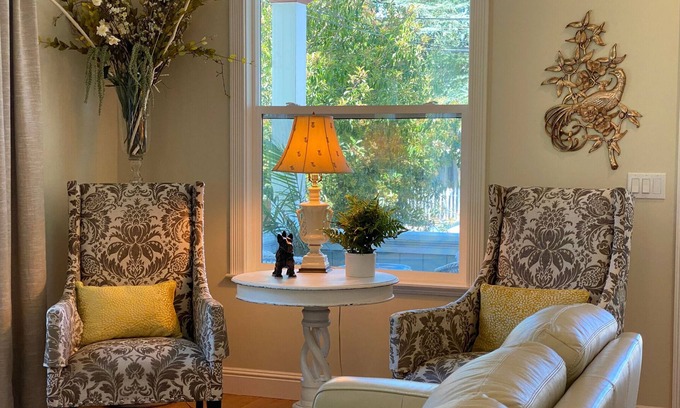 Cloverdale House | Beautiful historic 3 bedroom home with a 5 minute walk to downtown
