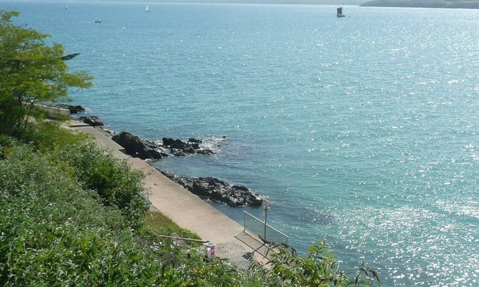 Plerin House | Beautiful holiday home in a prime location right on the coast, free Wi-Fi & garden