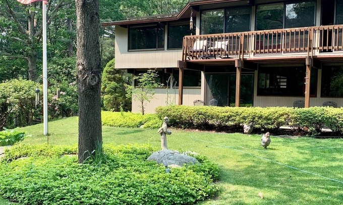 Gloucester House | Beautiful Home - 5 acres - Private, Close to Beach