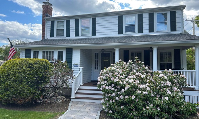 Swampscott House | Beautiful home by the sea-4 miles from Salem, 12 miles from Boston-by 2 beaches