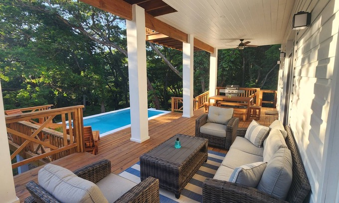 Antoneys Cay House | Beautiful home, easy 4 min walk to best of West Bay Beach