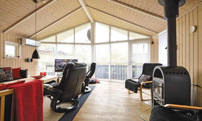 Aabenraa House | Beautiful home in Aabenraa with kitchen