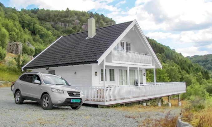 Fister House | Beautiful home in Fister with WiFi