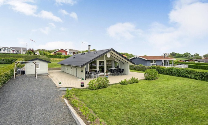 Hejlsminde Strand House | Beautiful home in Hejls with kitchen