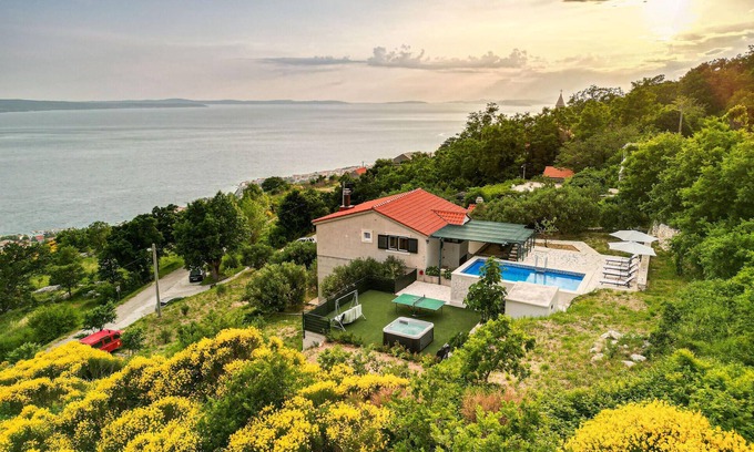 Dugi Rat House | Beautiful home in Omis with WiFi