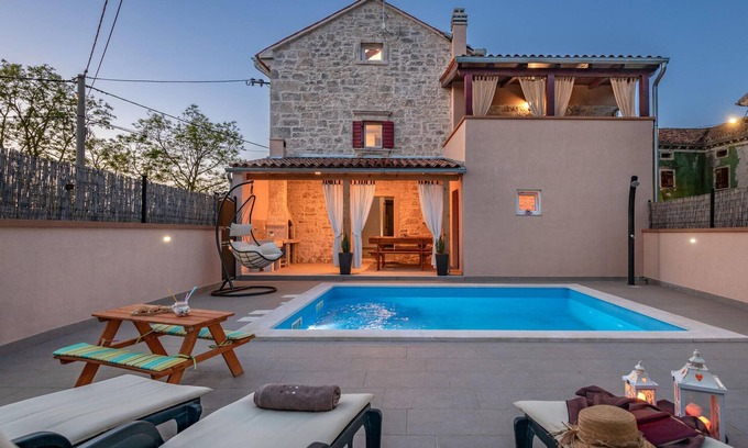 Orbanici House | Beautiful home in Orbanici with WiFi