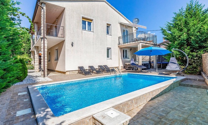Mali Vareski House | Beautiful home in Peruski with kitchen