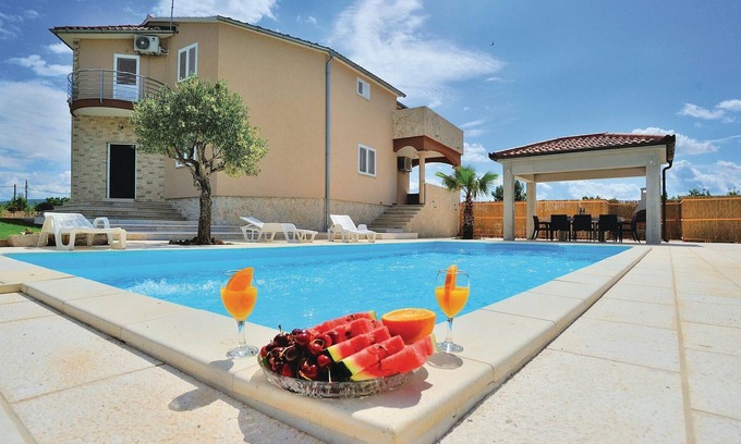 Pridraga House | Beautiful home in Pridraga with kitchen