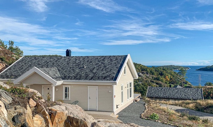 Risor House | Beautiful home in Risør with kitchen