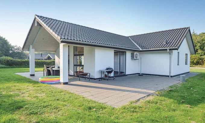 Arrild Ferieby House | Beautiful home in Toftlund with sauna