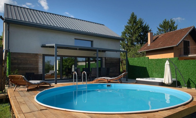 Petrinja House | Beautiful home in Vurot with WiFi