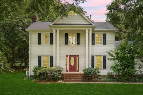 Elon College House | Beautiful Home Walking Distance to Elon University