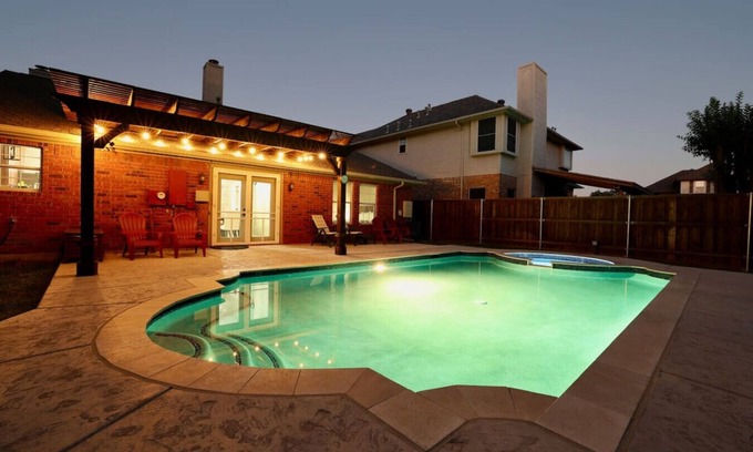 Flower Mound Apartment | Beautiful home with heated spa and heated pool