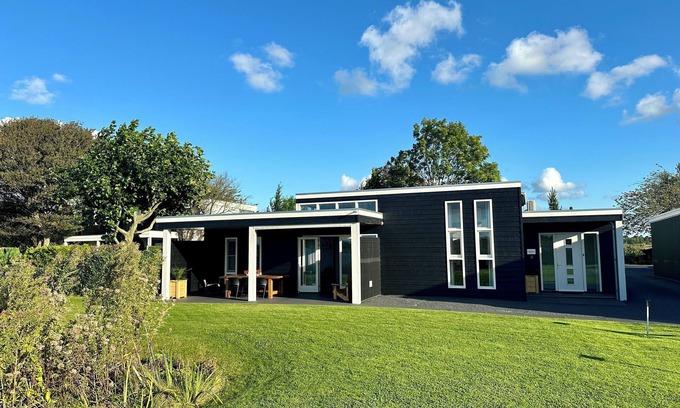 Heerhugowaard House | Beautiful house next to the lake, you can swim in front of your house!
