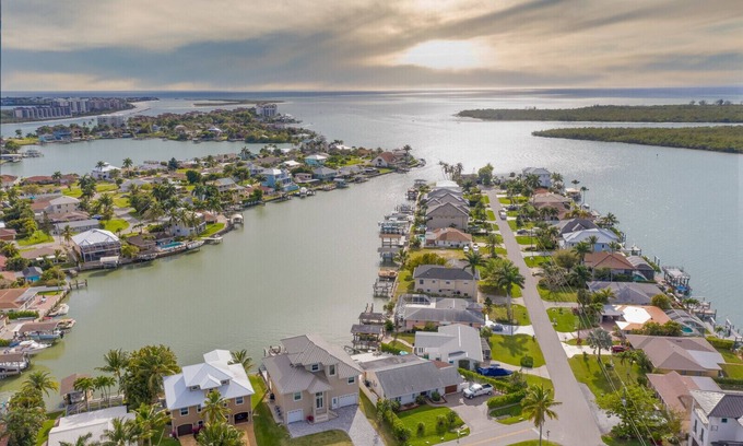 Isles of Capri House | Beautiful house on the bay, 5 minutes from keewaydin island in boat!