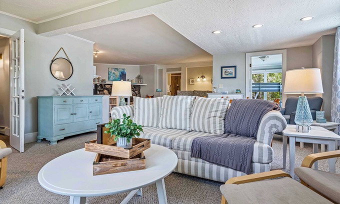 Ogunquit Apartment | Beautiful inn, Lighthouse Landing. #1 Ocean Cove