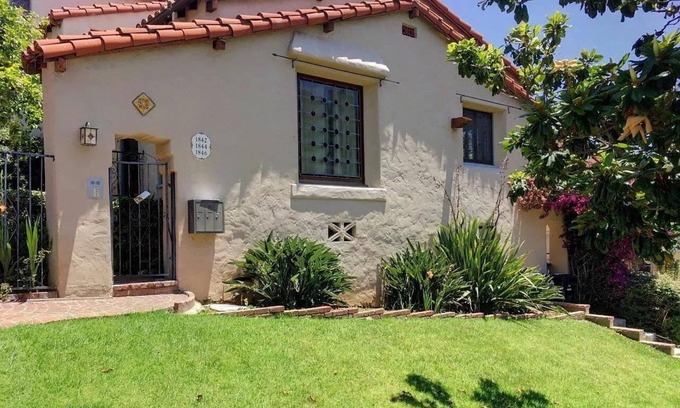 West Los Angeles Apartment | Beautiful LA Property near Beverly Hills - 5 miles from the beach!
