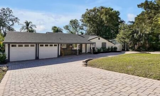 Altamonte Springs House | Beautiful Lakefront Gem ~ Pool ~ Fishing ~ 5 Star Location