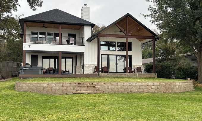 Seven Points House | Beautiful Lakefront House with Amazing Views