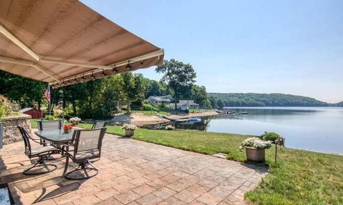 Montville House | Beautiful lakefront retreat just 15 mins to casino