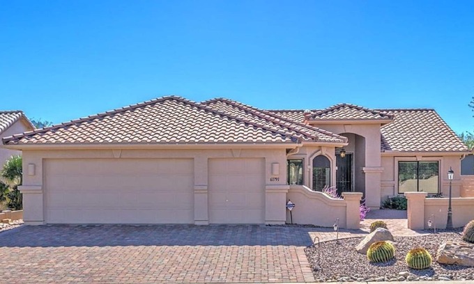 Saddlebrooke House | Beautiful Laredo with Mountain View