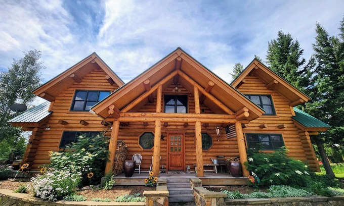 Crested Butte South House | Beautiful log cabin home on the east river! Private hot tub and fishing access!
