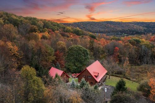 Ellicottville Ski Chalet | Beautiful Log Cabin! Hot-Tub, Bonfire & Private Yet 4 Mins to Downtown!