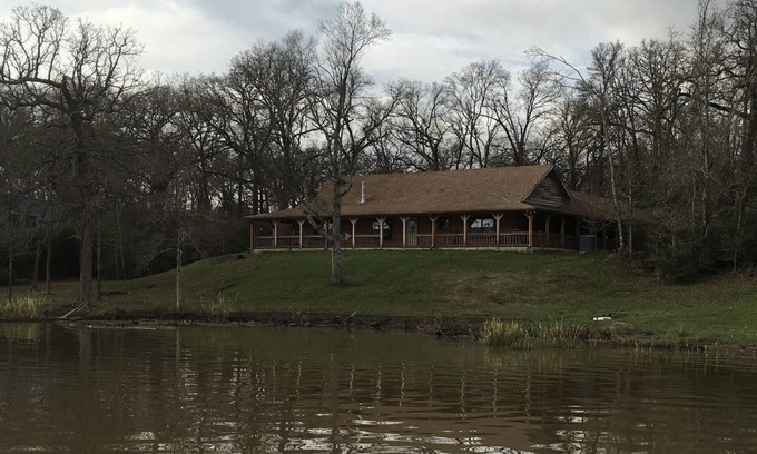 Cotton Gin Cabin | Beautiful Log Home on Lake Limestone. With a full house Back-up Generator.
