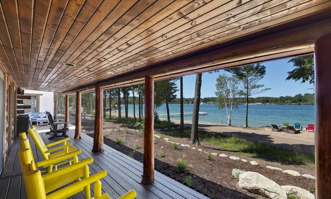 East Jordan House | Beautiful Log Home with all the comforts and amenities anyone would ever need !