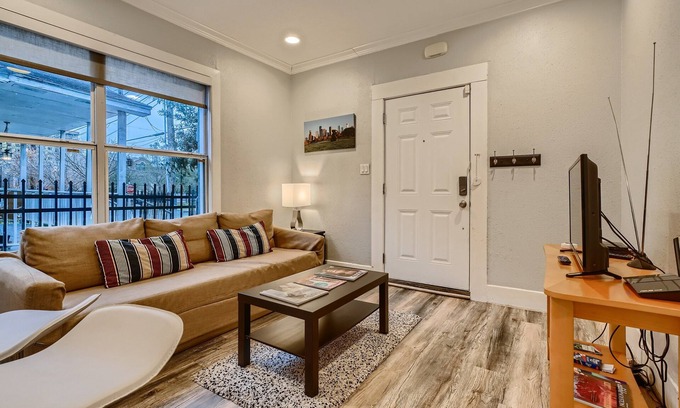 Midtown Apartment | Beautiful Midtown 2BD – Parking + Fast WiFi