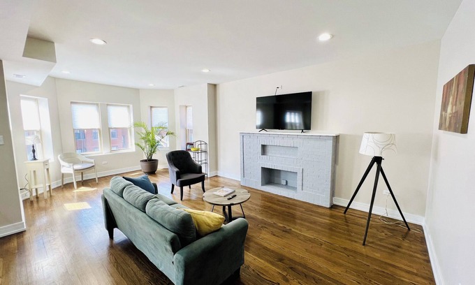 South Shore Condo | Beautiful, modern 3 bed 2 bath condo near Hyde Park, Obama Center and Lakefront