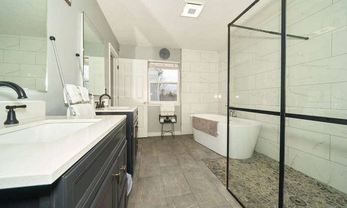 Indianapolis House | Beautiful modern home just 20 mins from downtown Indy & 25 mins from Grant Park