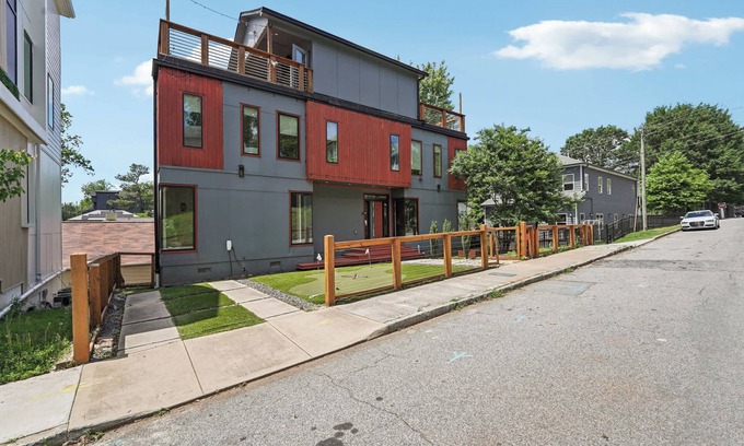 Summerhill House | Beautiful/Modern/Putting Grn/Close to city/Slps 8