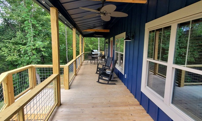 Bryson City Cabin | Beautiful Mtn Getaway. Quiet 2 bedroom, 2 bath, Hot tub & grill! 5 min to town!