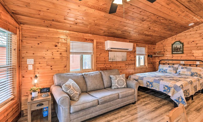 New Bern Apartment | Beautiful New Bern Studio Cabin w/Fire Pit!