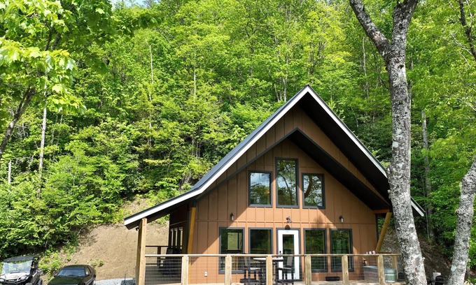 Topton Cabin | Beautiful New Construction Cabin in Nantahala Gorge!