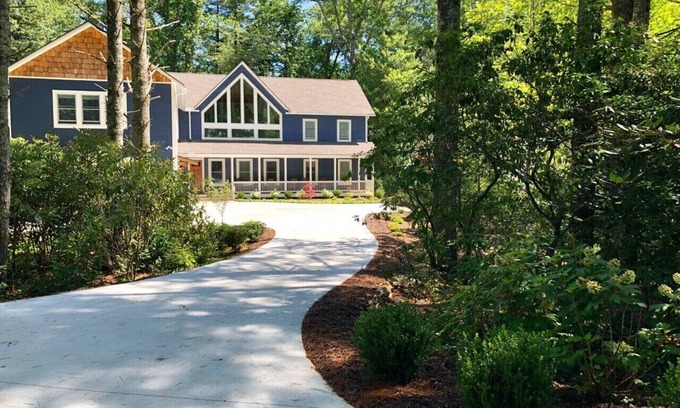 Sapphire House | Beautiful new large family home inside gates of Country Club of Sapphire Valley.