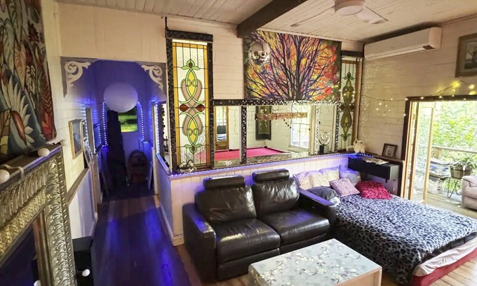 Lismore House | Beautiful old house by the river with balcony, massive yard, minutes to CBD