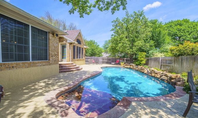 Riverplace House | Beautiful Open Floorplan Home with Pool few min drive to Lake Austin & Travis