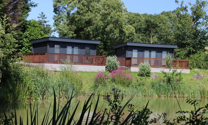 Gumley Cabin | Beautiful Open Plan Lakeside Lodge in Shearsby