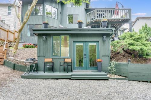 Federal Way Apartment | Beautiful place with a great location, free parking, WiFi & large TV.