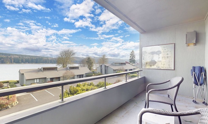 Port Ludlow Hotel | Beautiful Port Ludlow condo with views of the waterfront