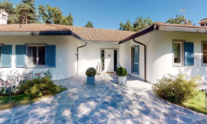 Veniano Villa | Beautiful private villa with WIFI, private pool, A/C, TV, patio, pets allowed and parking