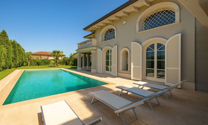 Forte dei Marmi Villa | Beautiful private villa for 18 guests with hot tub, private pool, WIFI, A/C, TV and patio