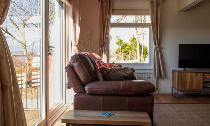 Eyre Villa | Beautiful private villa for 7 people with WIFI, TV, patio, pets allowed, panoramic view and park.