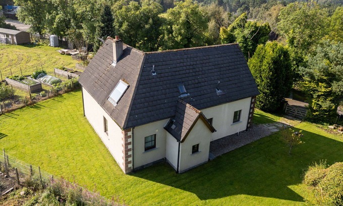 Grantown-on-Spey House | Beautiful private villa for 6 guests with WIFI, TV, patio and pets allowed
