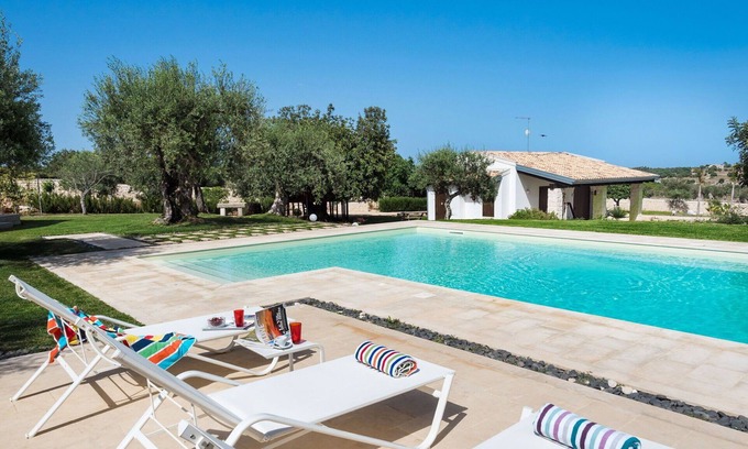 Rosolini Villa | Beautiful private villa for 10 people with A/C, private pool, WIFI, TV and patio