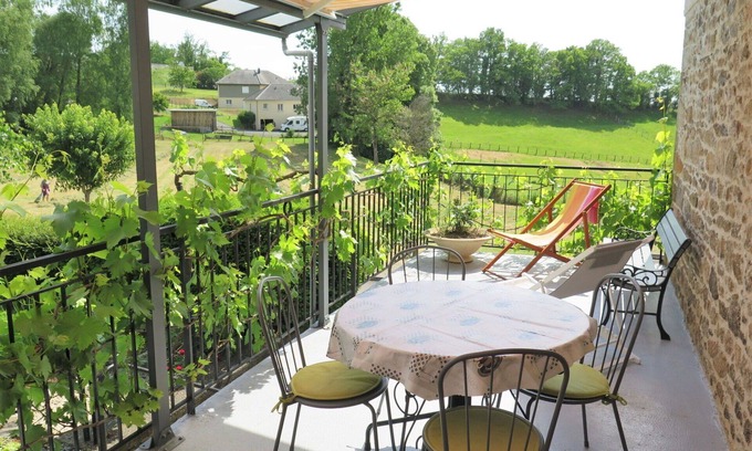 Lascaux Villa | Beautiful private villa for 4 guests with TV, terrace, pets allowed and panoramic view