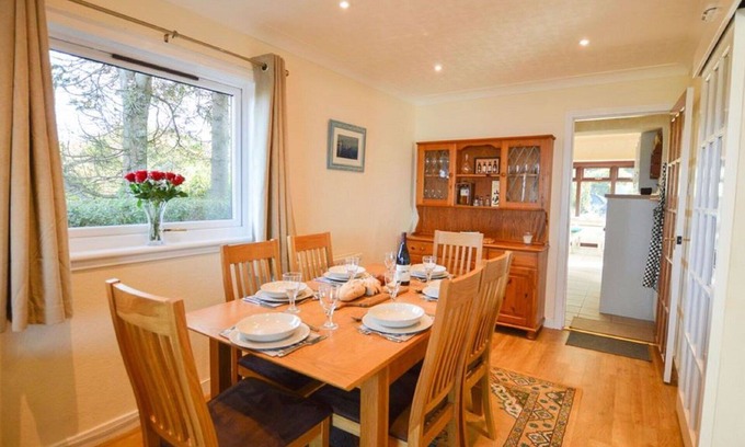 Connel House | Beautiful private villa for 6 people with WIFI, TV, pets allowed and parking